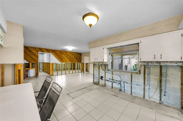 $950,000 | 2053 Iowa Avenue Northeast, St. Petersburg, FL 33703