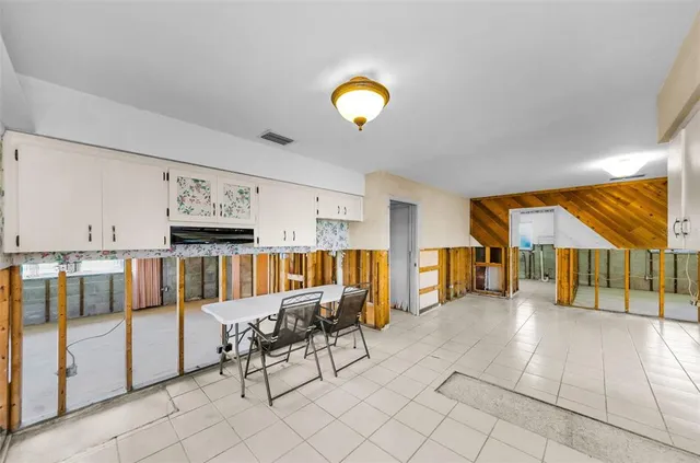 $950,000 | 2053 Iowa Avenue Northeast, St. Petersburg, FL 33703