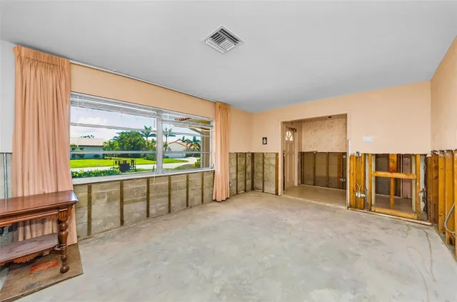 $950,000 | 2053 Iowa Avenue Northeast, St. Petersburg, FL 33703