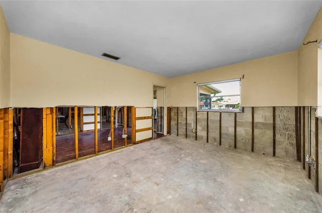 $950,000 | 2053 Iowa Avenue Northeast, St. Petersburg, FL 33703