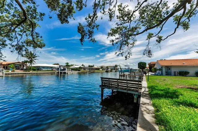 $950,000 | 2053 Iowa Avenue Northeast, St. Petersburg, FL 33703