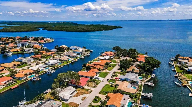 $950,000 | 2053 Iowa Avenue Northeast, St. Petersburg, FL 33703