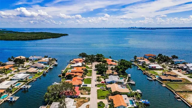 $950,000 | 2053 Iowa Avenue Northeast, St. Petersburg, FL 33703