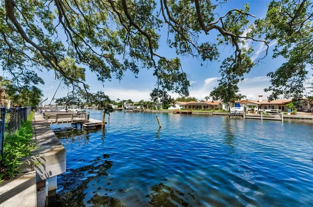 $950,000 | 2053 Iowa Avenue Northeast, St. Petersburg, FL 33703