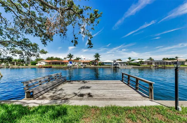 $950,000 | 2053 Iowa Avenue Northeast, St. Petersburg, FL 33703