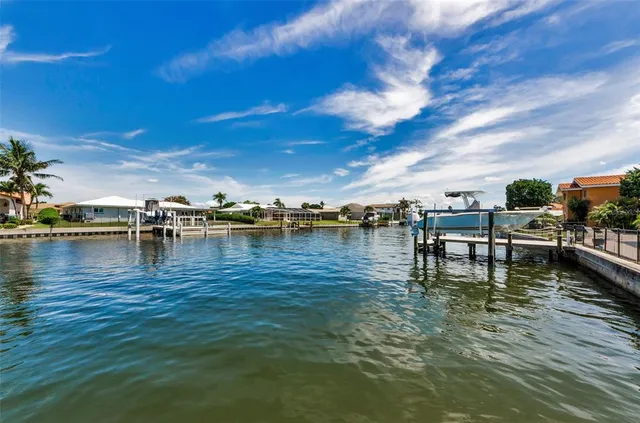 $950,000 | 2053 Iowa Avenue Northeast, St. Petersburg, FL 33703