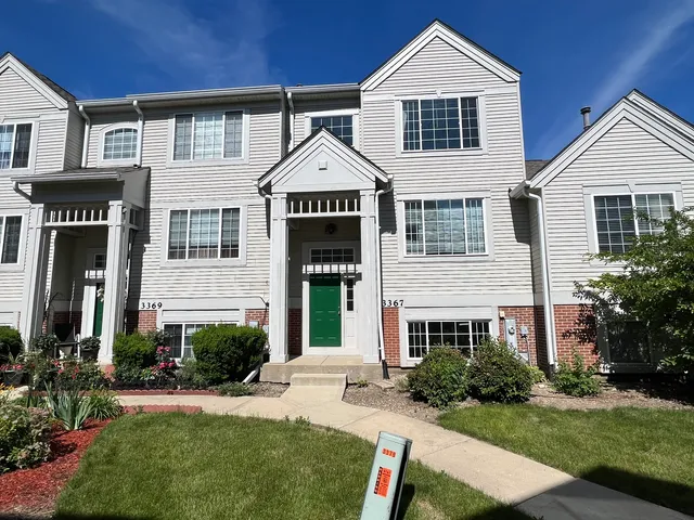 $2,600 | 3367 Ravinia Circle, Aurora, IL 60504