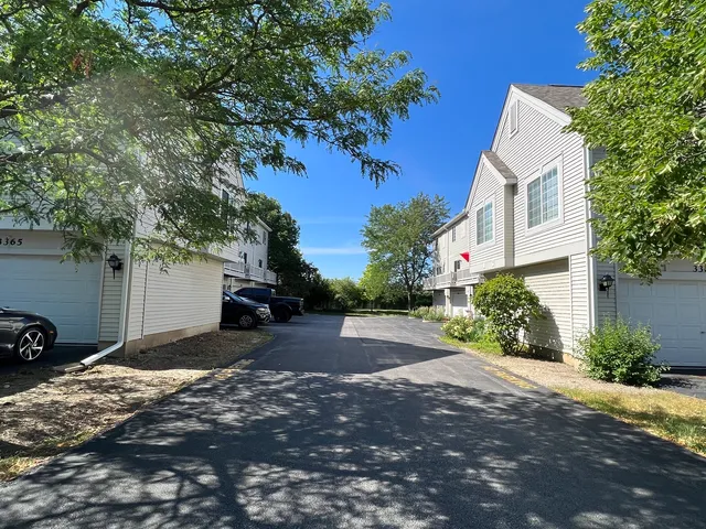 $2,600 | 3367 Ravinia Circle, Aurora, IL 60504