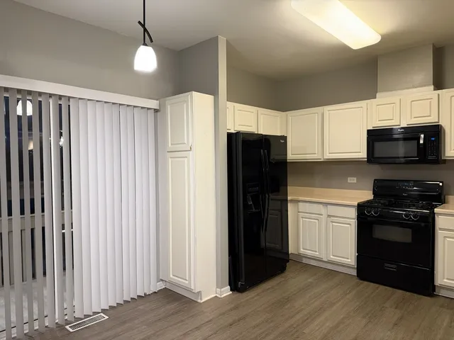 $2,600 | 3367 Ravinia Circle, Aurora, IL 60504