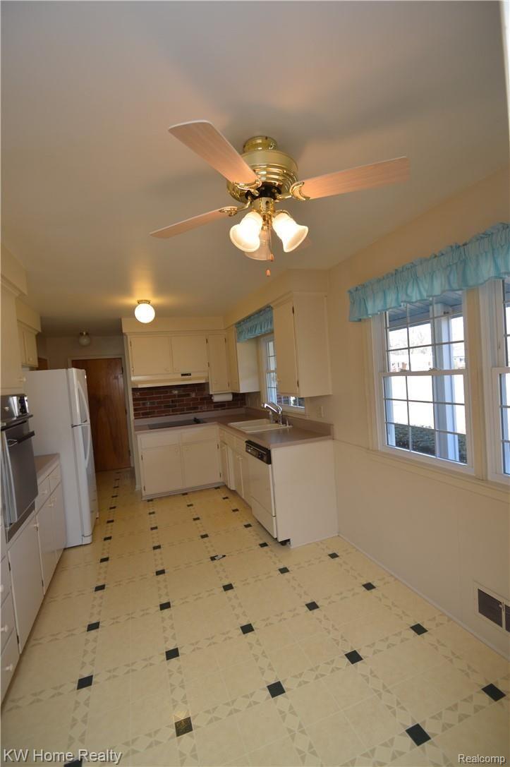 32451 Red Clover Road Farmington, MI 48334 - Photo 8 of 26 DSC_0074.JPG