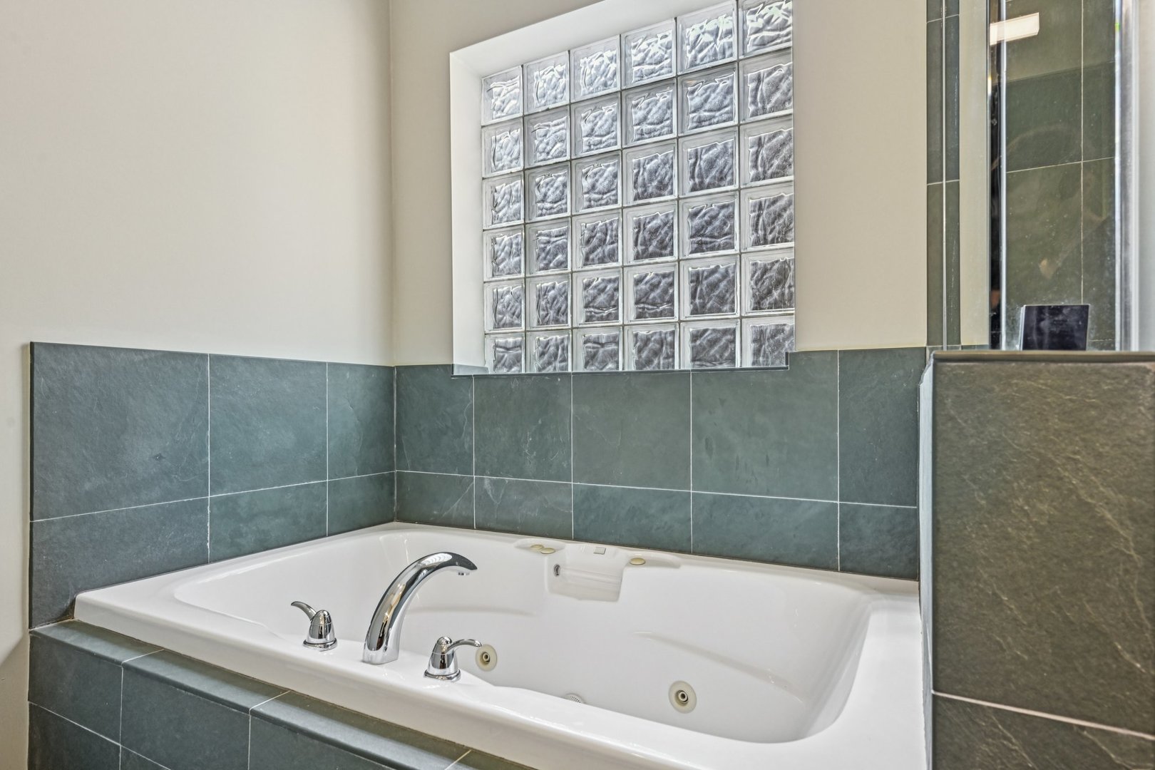 2248 North Racine Avenue, Unit 3 Chicago, IL 60614 - Photo 16 of 32 a bathroom with a bathtub