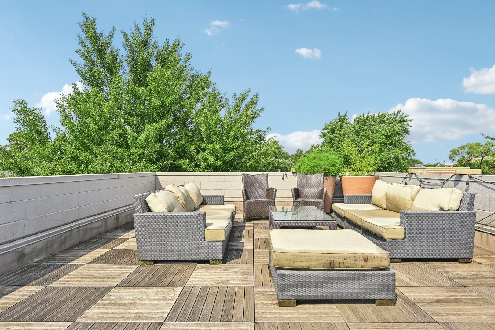 2248 North Racine Avenue, Unit 3 Chicago, IL 60614 - Photo 23 of 32 a house view with a sitting space and garden