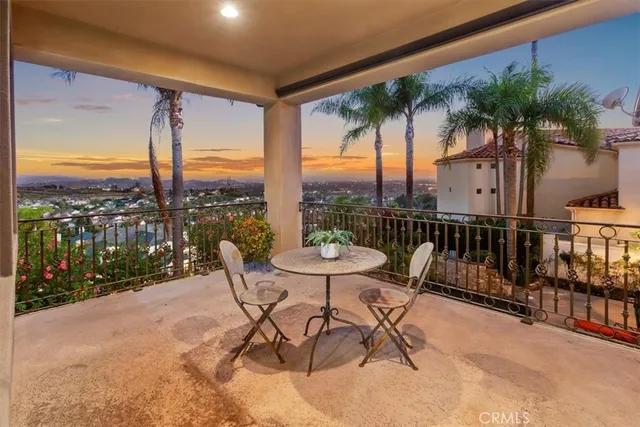 a view of a yard and front view of a building