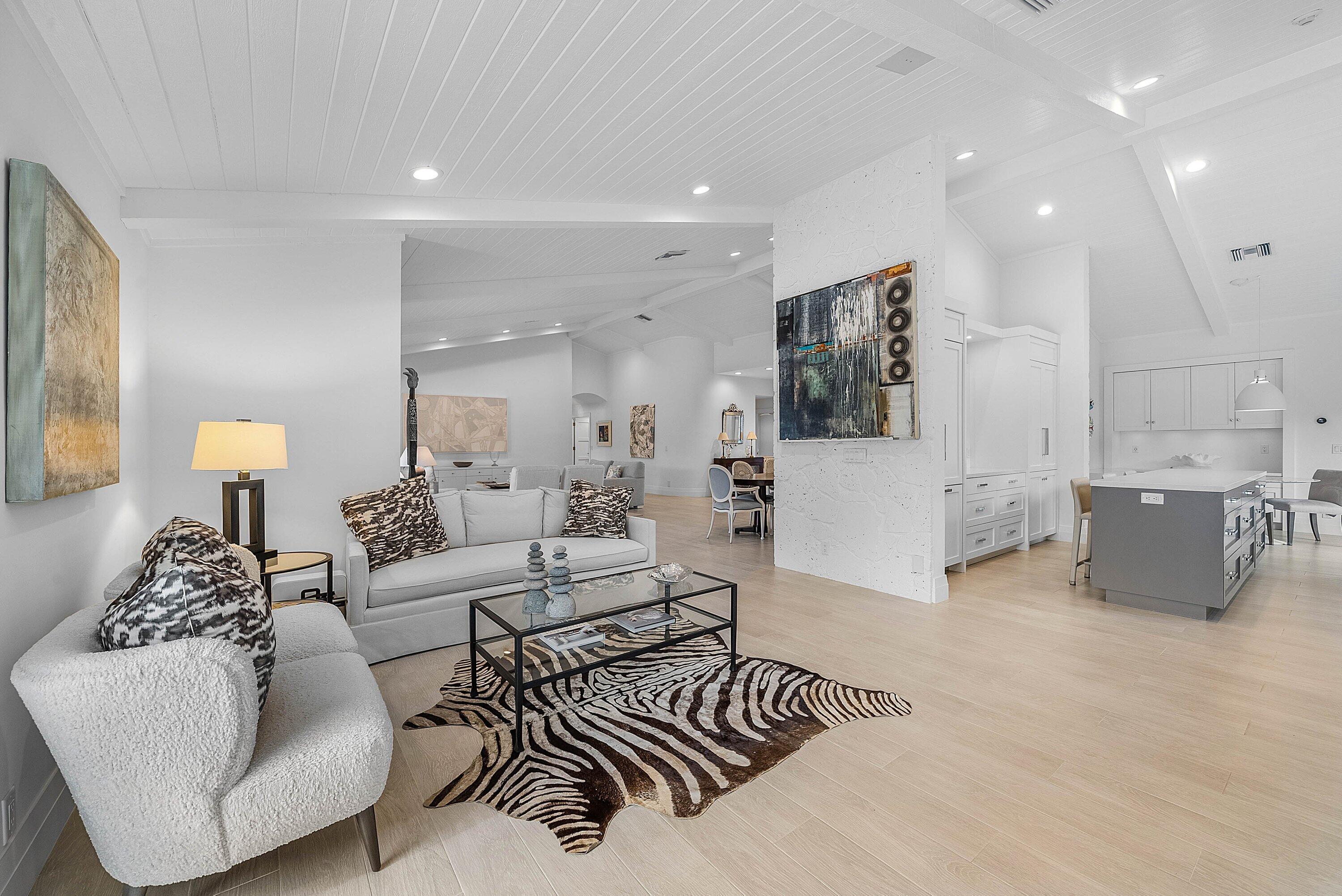 4199 Bocaire Boulevard Boca Raton, FL 33487 - Photo 21 of 82 a living room with furniture and a lamp