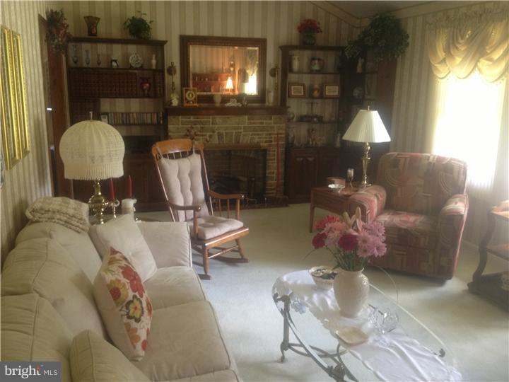 906 Edgemoor Road Cherry Hill, NJ 08034 - Photo 3 of 16 Living Room