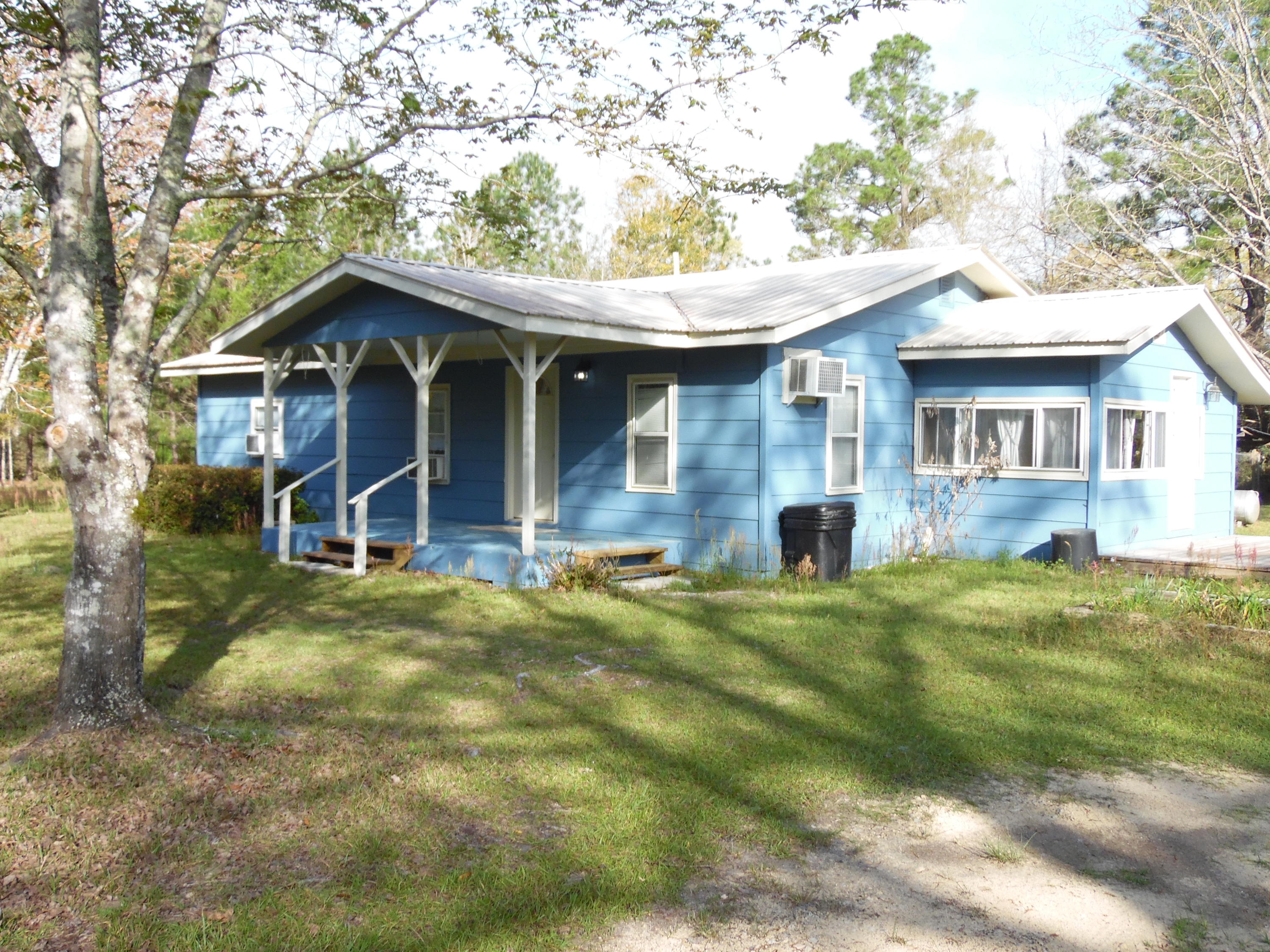 4005 King Lake Road DeFuniak Springs, FL 32433 - Photo 1 of 35 a front view of a house with a garden