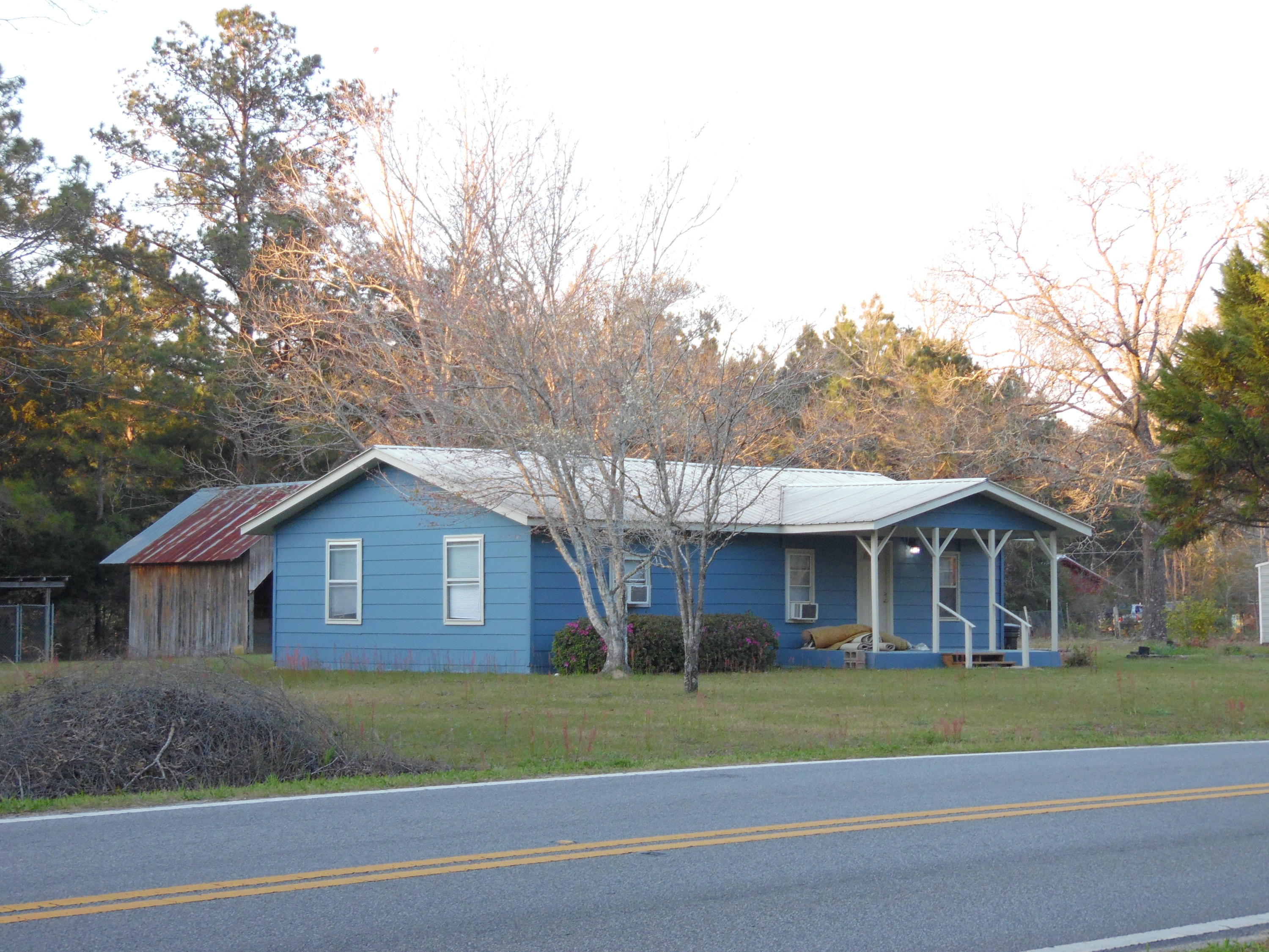 4005 King Lake Road DeFuniak Springs, FL 32433 - Photo 5 of 35 a front view of a house with a garden