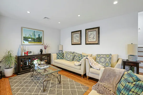 $648,000 | 40 Sherwood Drive, Nanuet, NY 10954