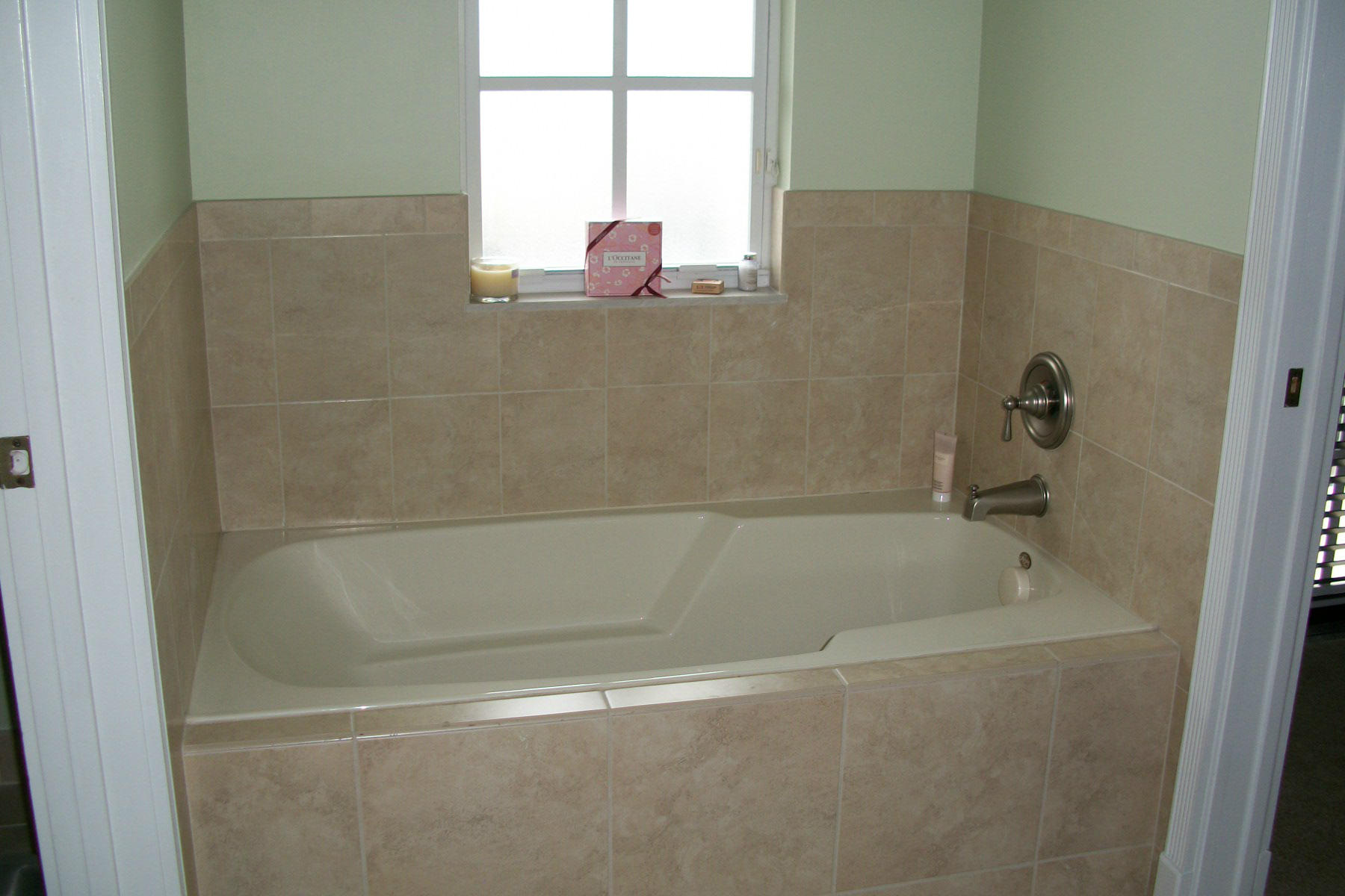 822 Northwest 82nd Place Boca Raton, FL 33487 - Photo 11 of 22 a bathroom with a bathtub