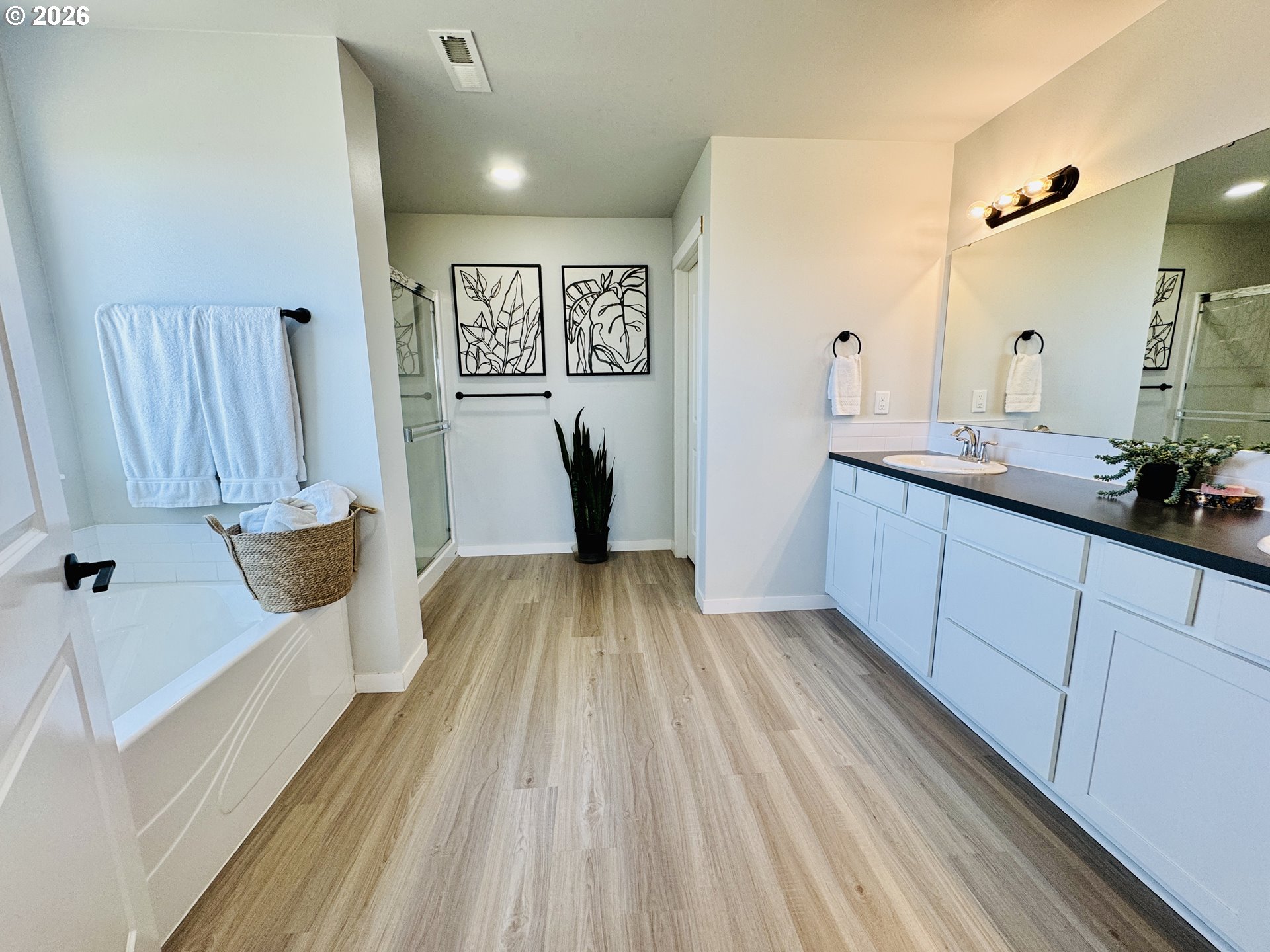 74969 Washington Lane Irrigon, OR 97844 - Photo 16 of 33 a spacious bathroom with a sink and mirror