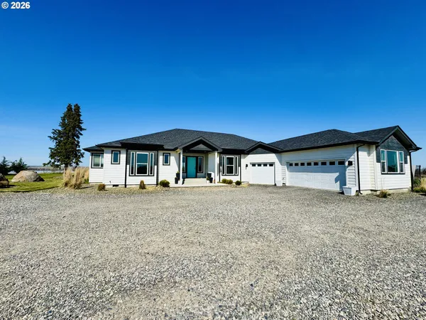a view of a houses with yard and lake view