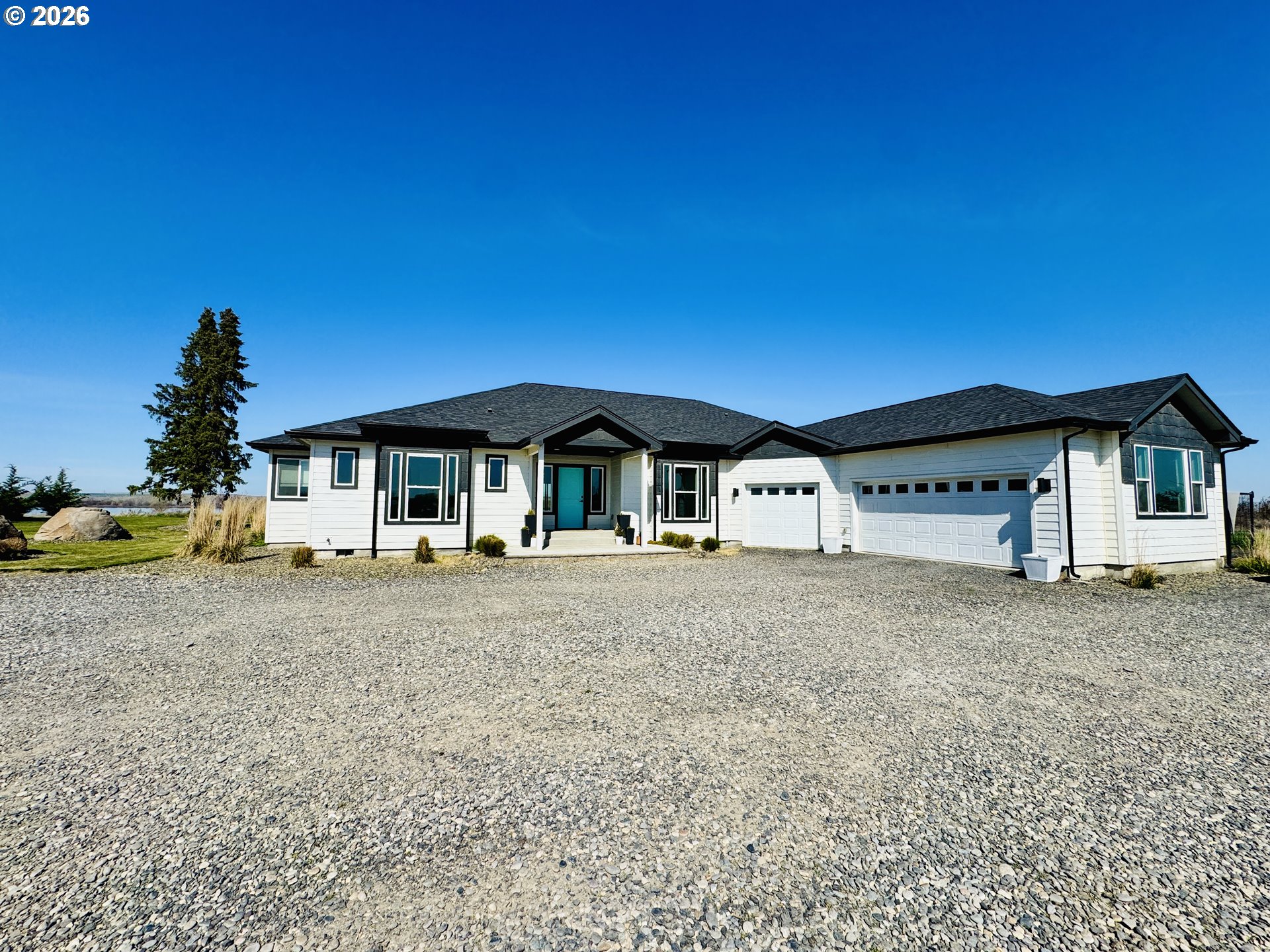 74969 Washington Lane Irrigon, OR 97844 - Photo 2 of 33 a front view of a house with a yard and garage