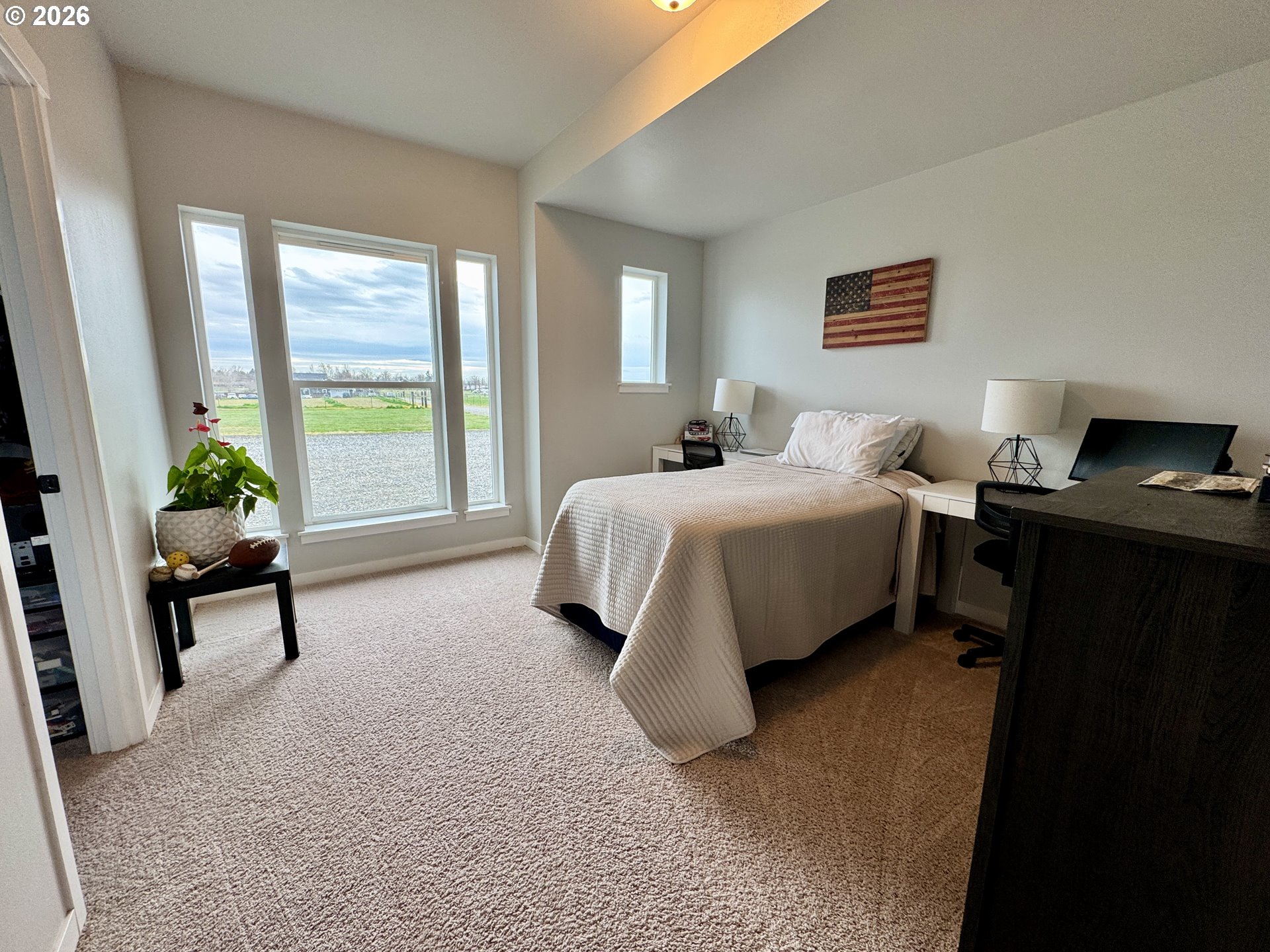 74969 Washington Lane Irrigon, OR 97844 - Photo 21 of 33 a bedroom with a bed and a potted plant
