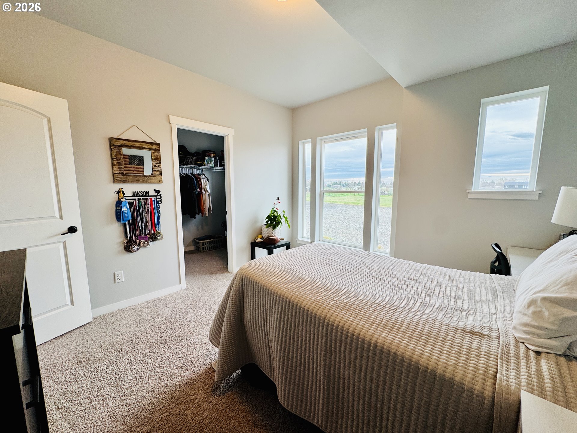 74969 Washington Lane Irrigon, OR 97844 - Photo 22 of 33 a bedroom with a large bed and a window