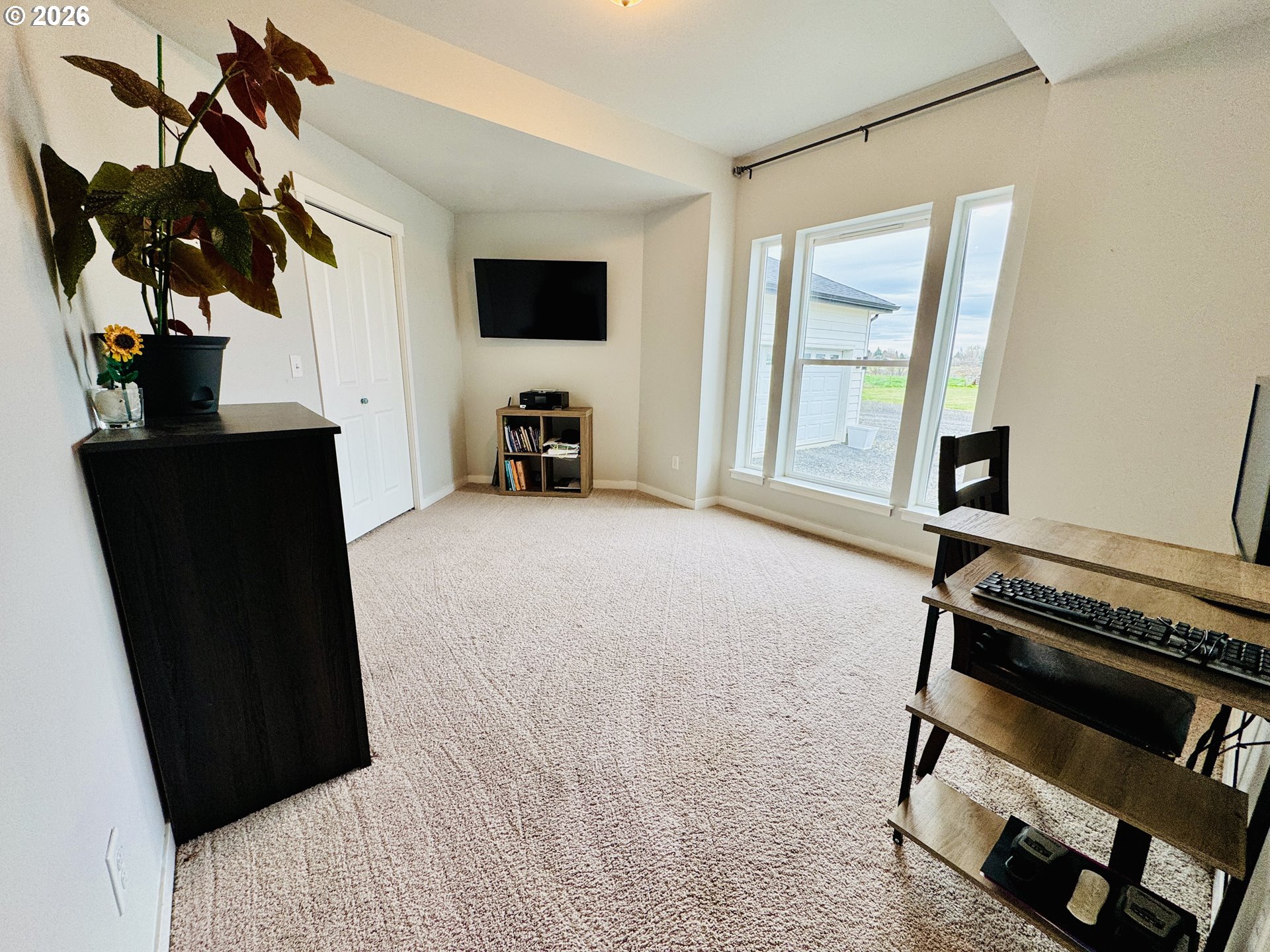 74969 Washington Lane Irrigon, OR 97844 - Photo 26 of 33 a view of a livingroom with furniture and windows