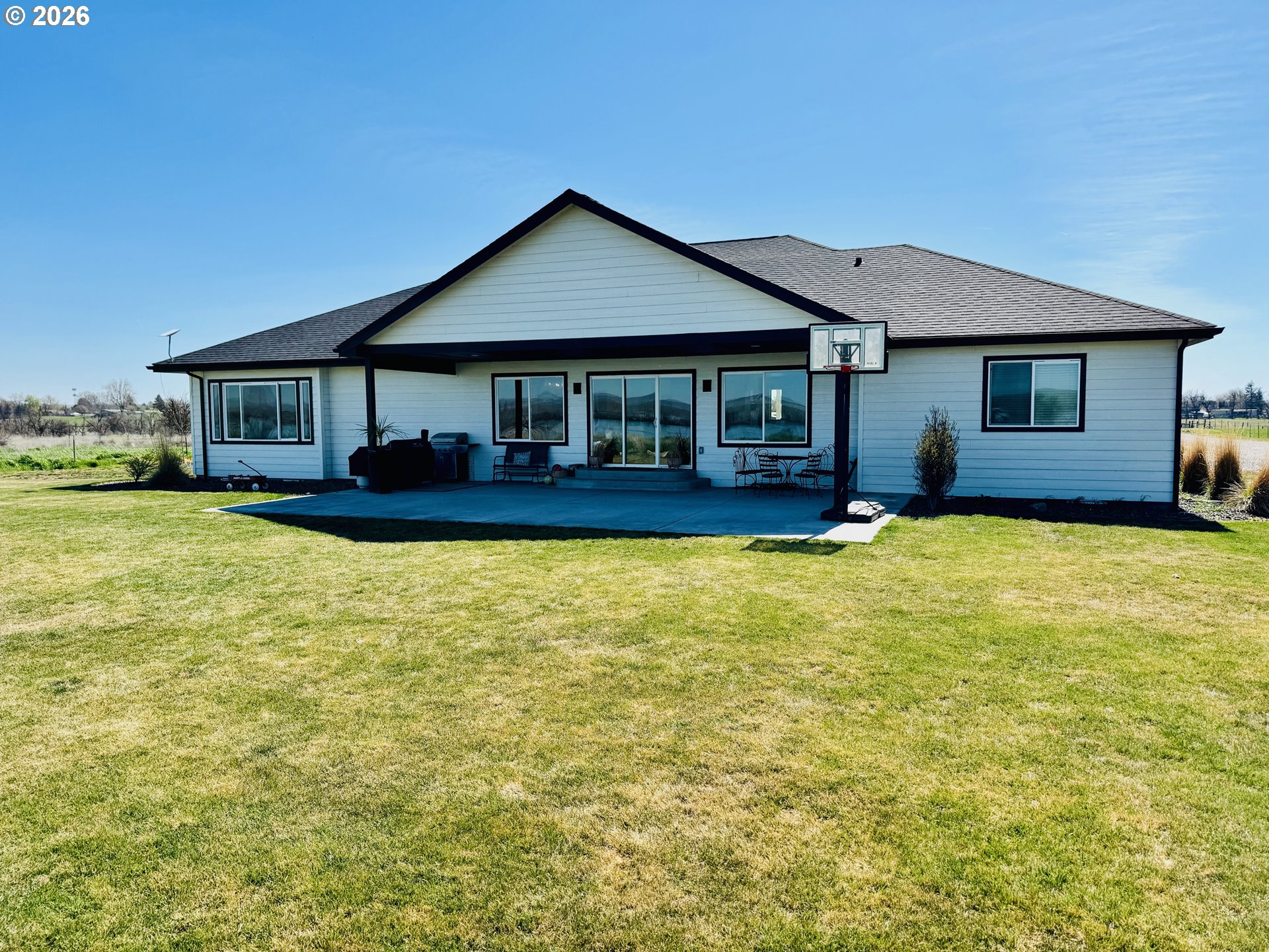 74969 Washington Lane Irrigon, OR 97844 - Photo 5 of 33 a front view of a house with a yard