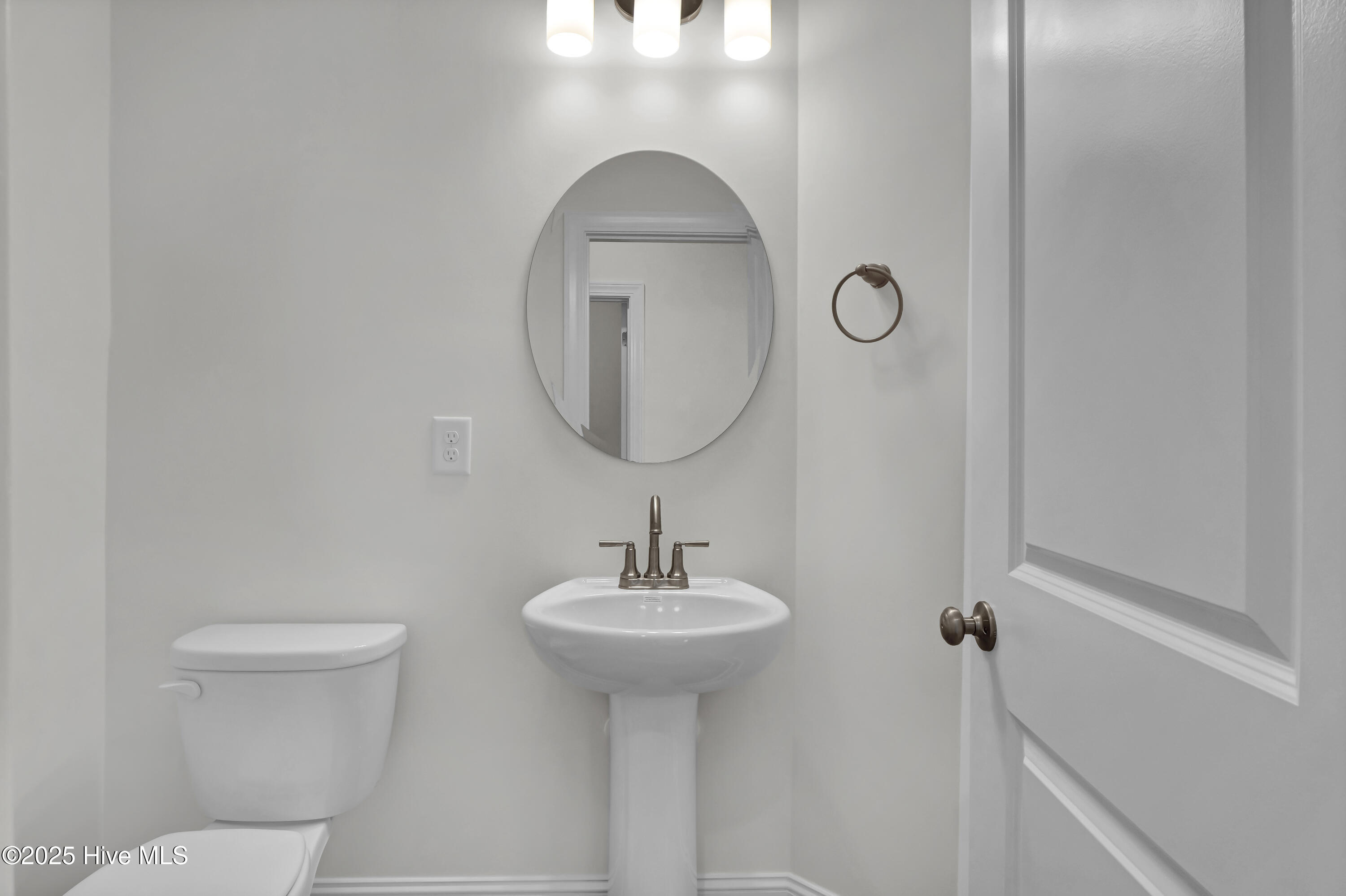 131 Planters Walk Hampstead, NC 28443 - Photo 19 of 36 Powder Room