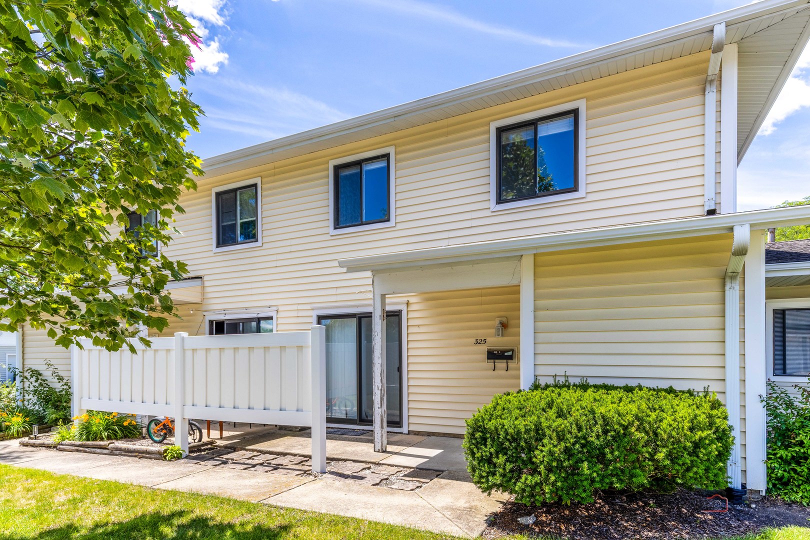 325 Bayview Point Schaumburg, IL 60194 - Photo 2 of 20