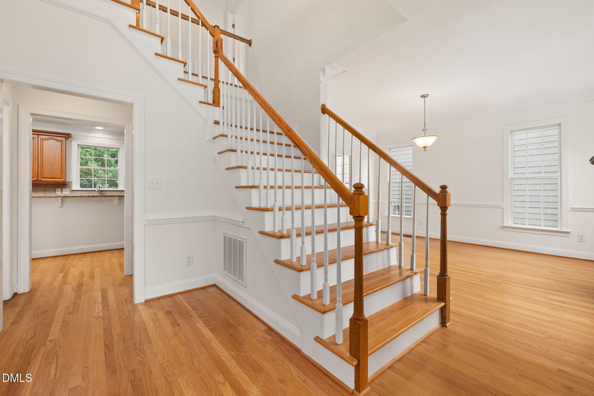 7219 Newport Avenue Raleigh, NC 27613 - Photo 8 of 54 10-web-or-mls-DX3A9441