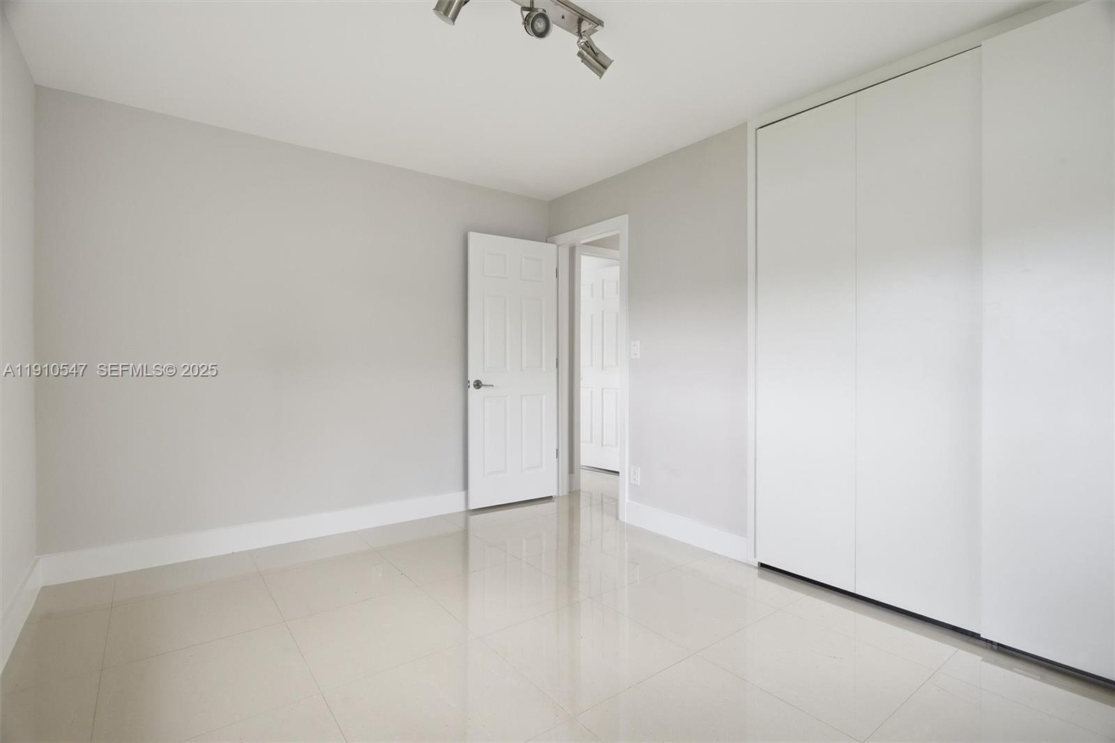 5250 Southwest 96th Avenue Miami, FL 33165 - Photo 20 of 28