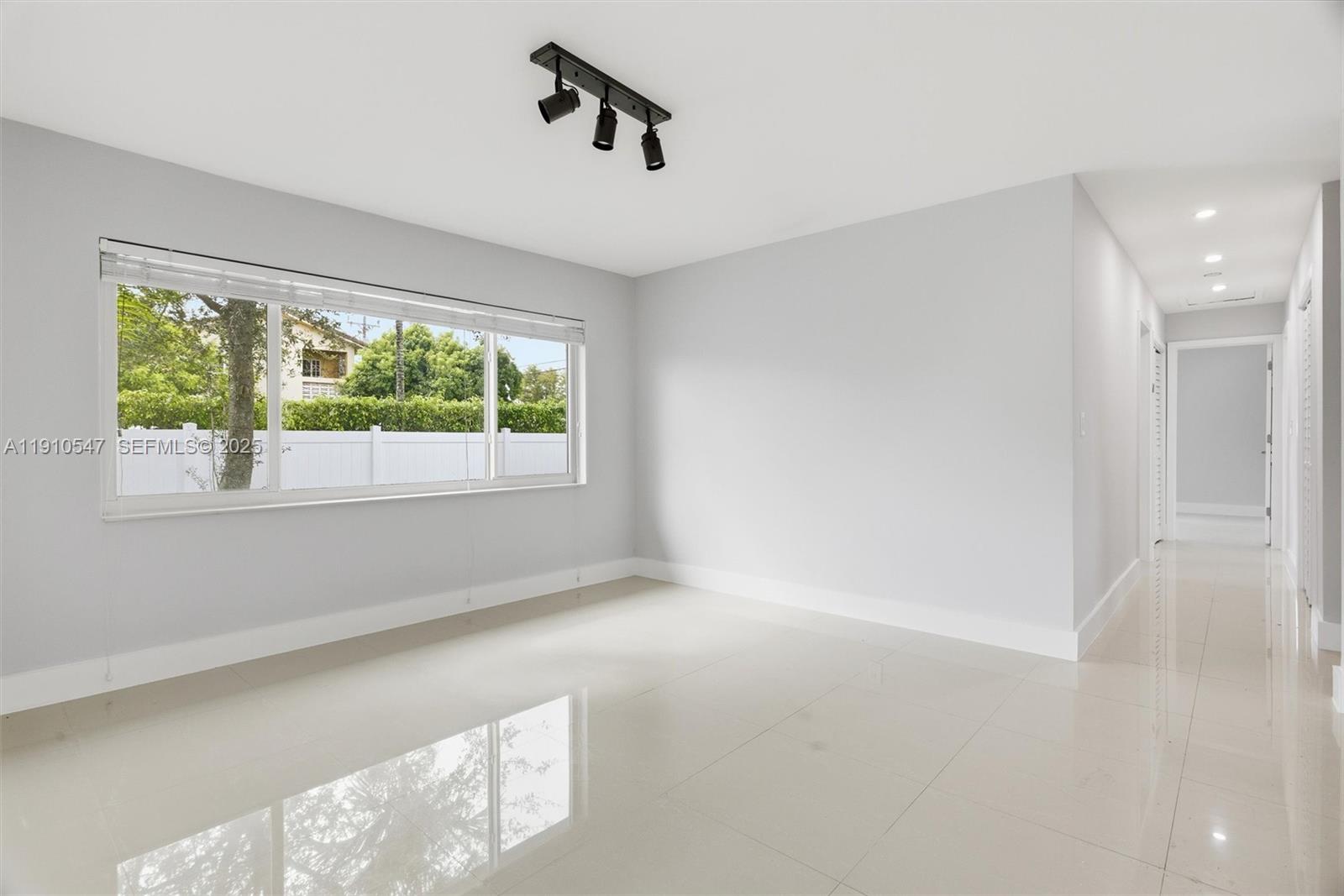 5250 Southwest 96th Avenue Miami, FL 33165 - Photo 5 of 28