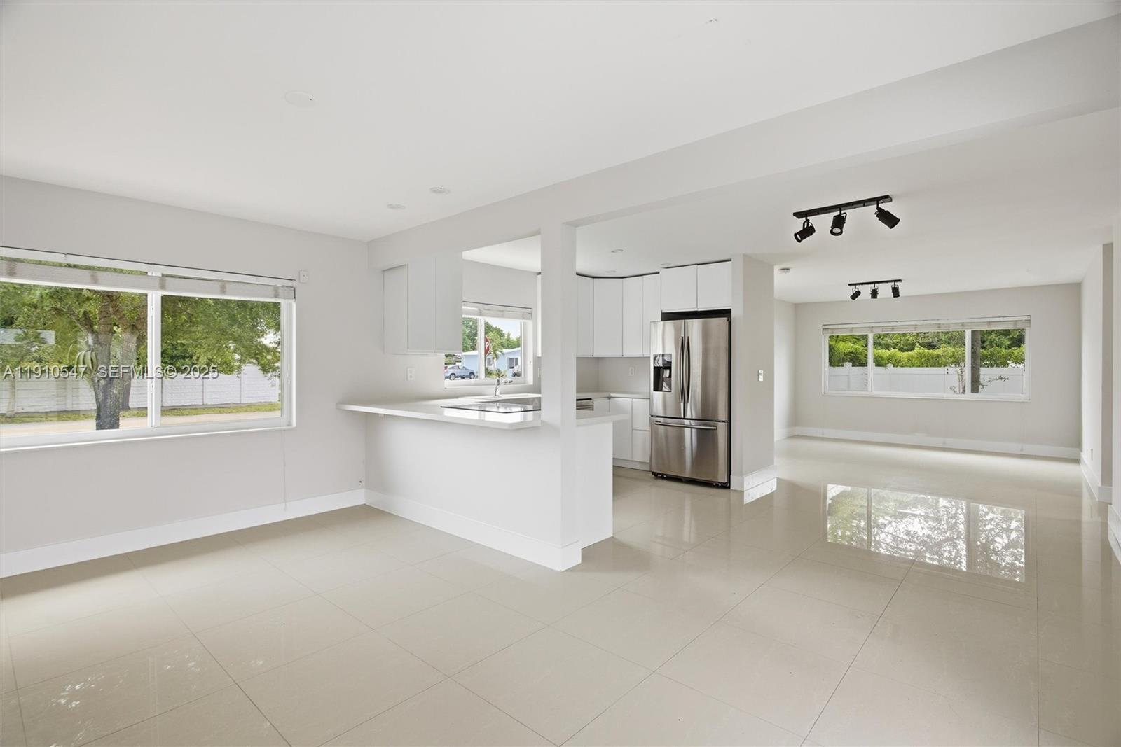 5250 Southwest 96th Avenue Miami, FL 33165 - Photo 9 of 28