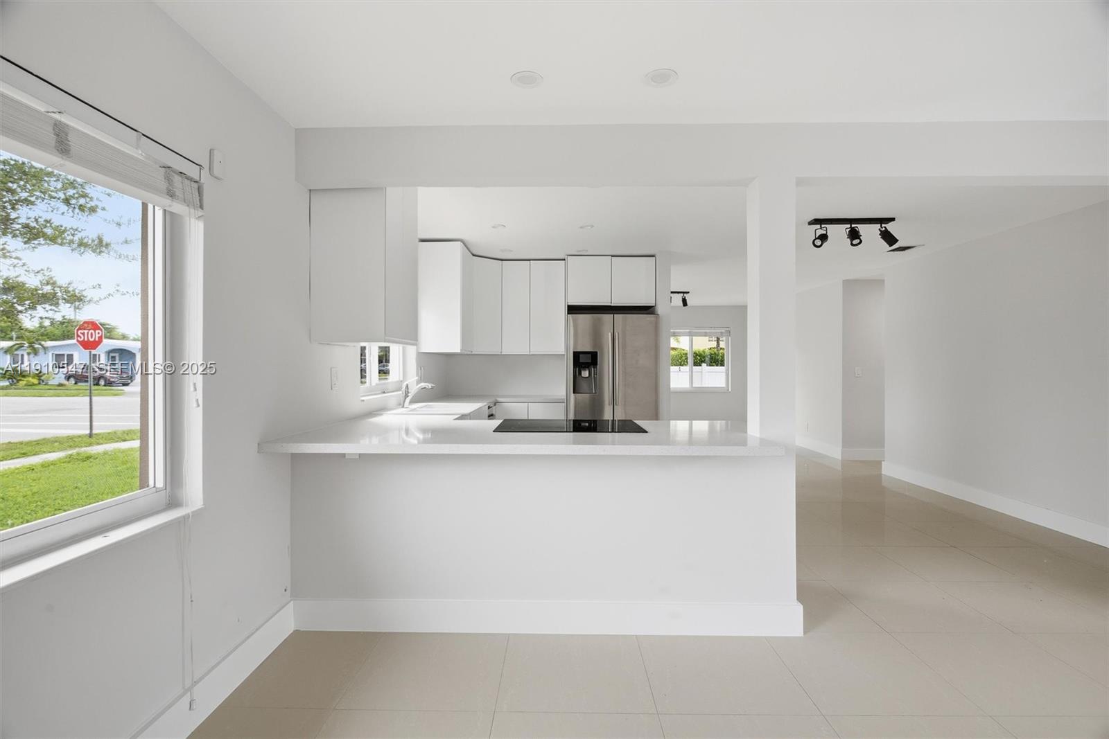 5250 Southwest 96th Avenue Miami, FL 33165 - Photo 10 of 28