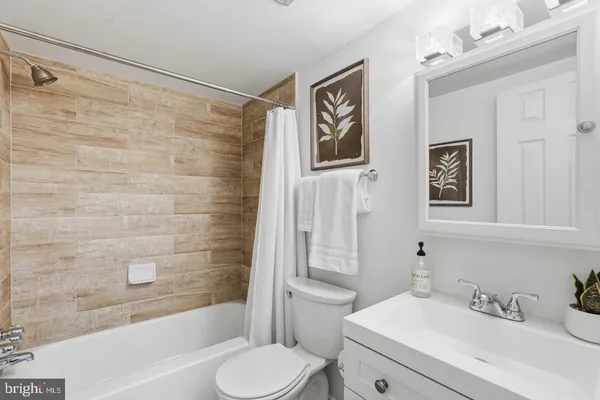 $3,400 | 5250 Valley Forge Drive, Unit 108, Alexandria, VA 22304