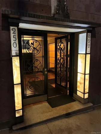 $739,000 | 250 Cabrini Boulevard, Unit 4A | Hudson Heights