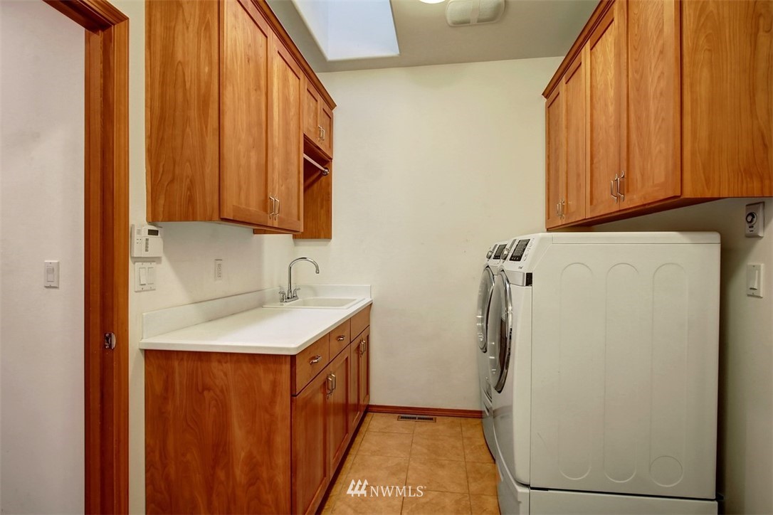 11225 Renton Issaquah Road Southeast Issaquah, WA 98027 - Photo 16 of 21 a utility room with dryer and washer