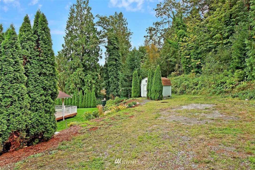 11225 Renton Issaquah Road Southeast Issaquah, WA 98027 - Photo 20 of 21 a backyard of a house with lots of green space
