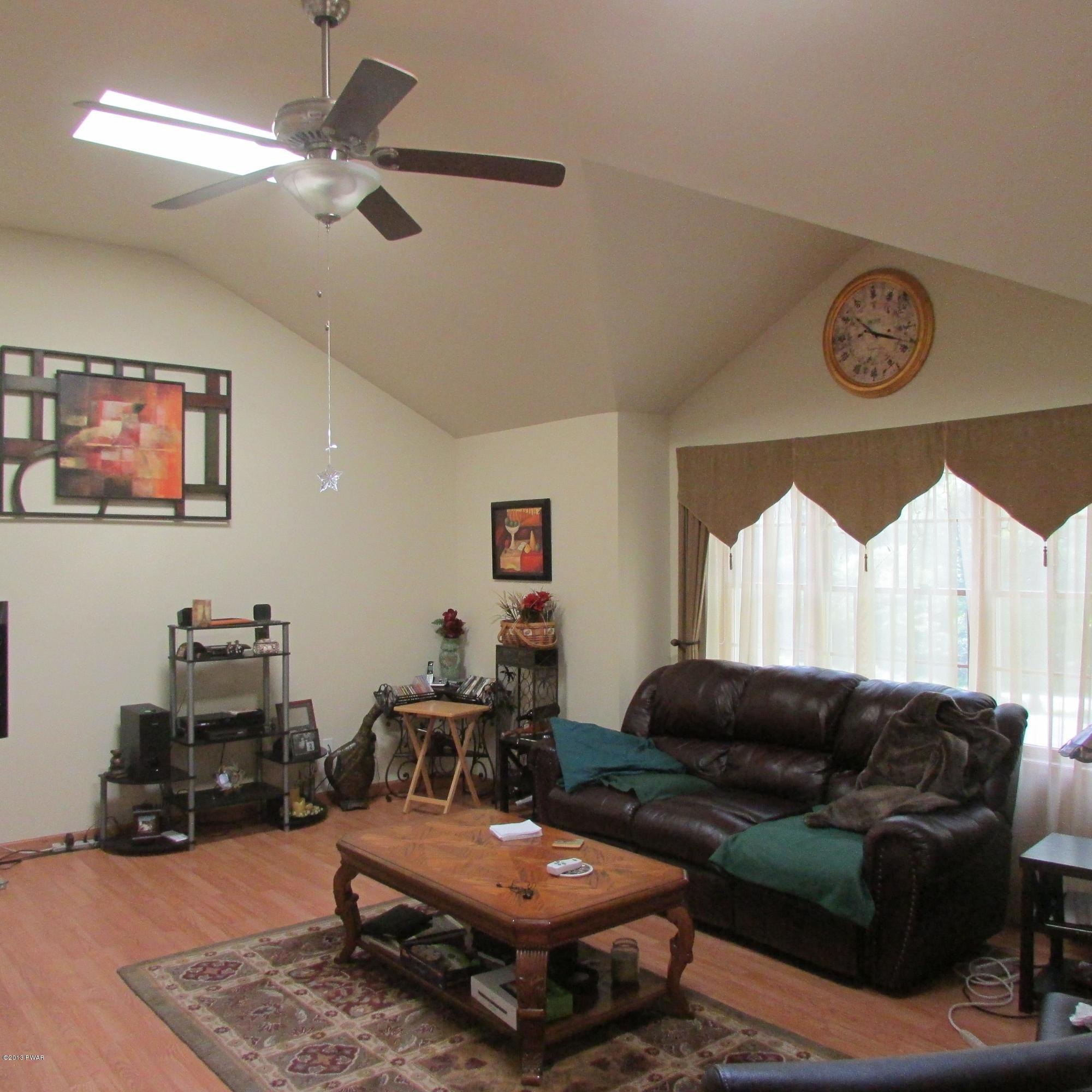 2140 Oaktree Lane Bushkill, PA 18324 - Photo 4 of 27