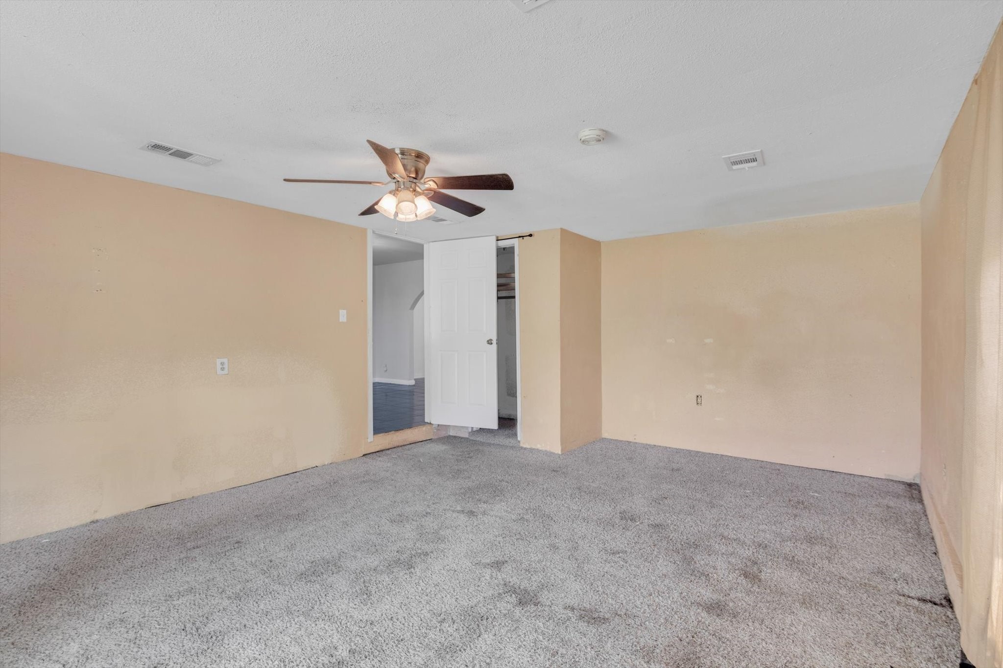 406 Red Ripple Road Houston, TX 77091 - Photo 16 of 37 a view of a livingroom with a ceiling fan