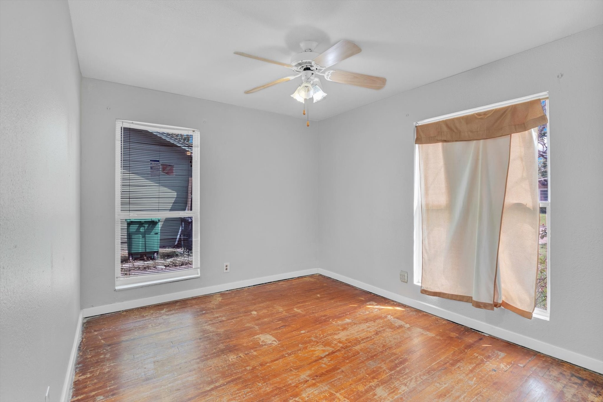 406 Red Ripple Road Houston, TX 77091 - Photo 18 of 37 an empty room with windows and closet