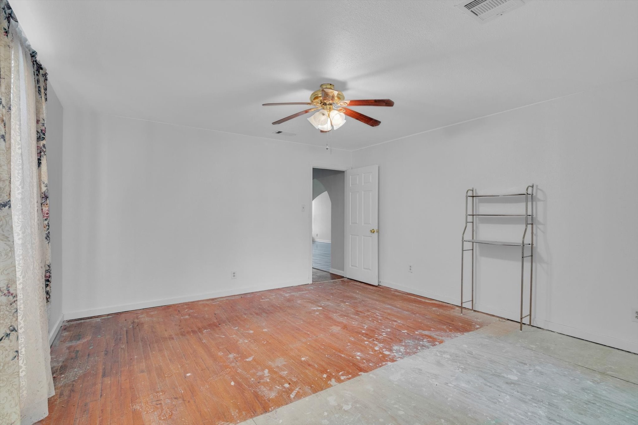 406 Red Ripple Road Houston, TX 77091 - Photo 28 of 37 an empty room with closet and a ceiling fan