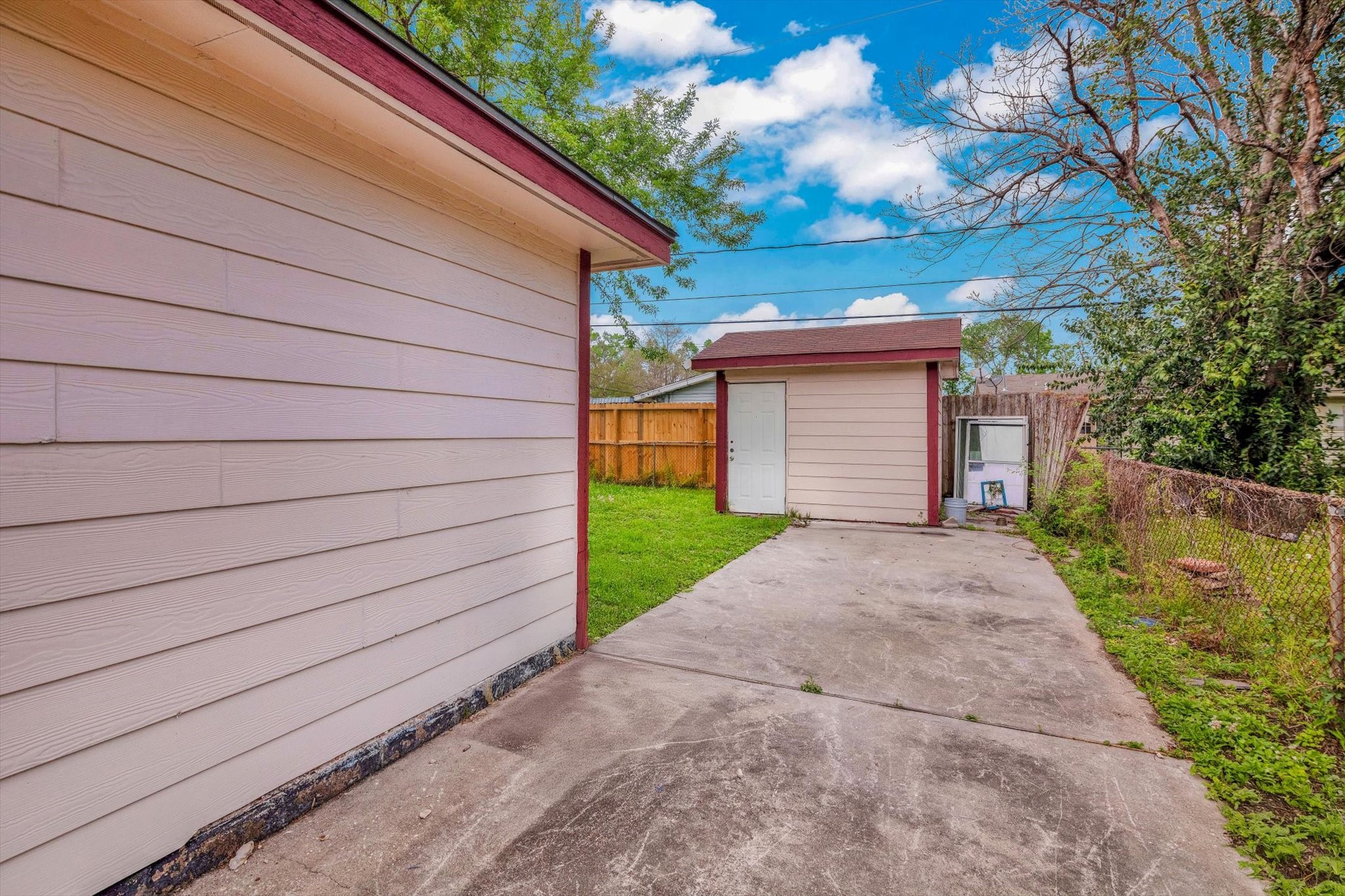406 Red Ripple Road Houston, TX 77091 - Photo 37 of 37 a front view of house with yard