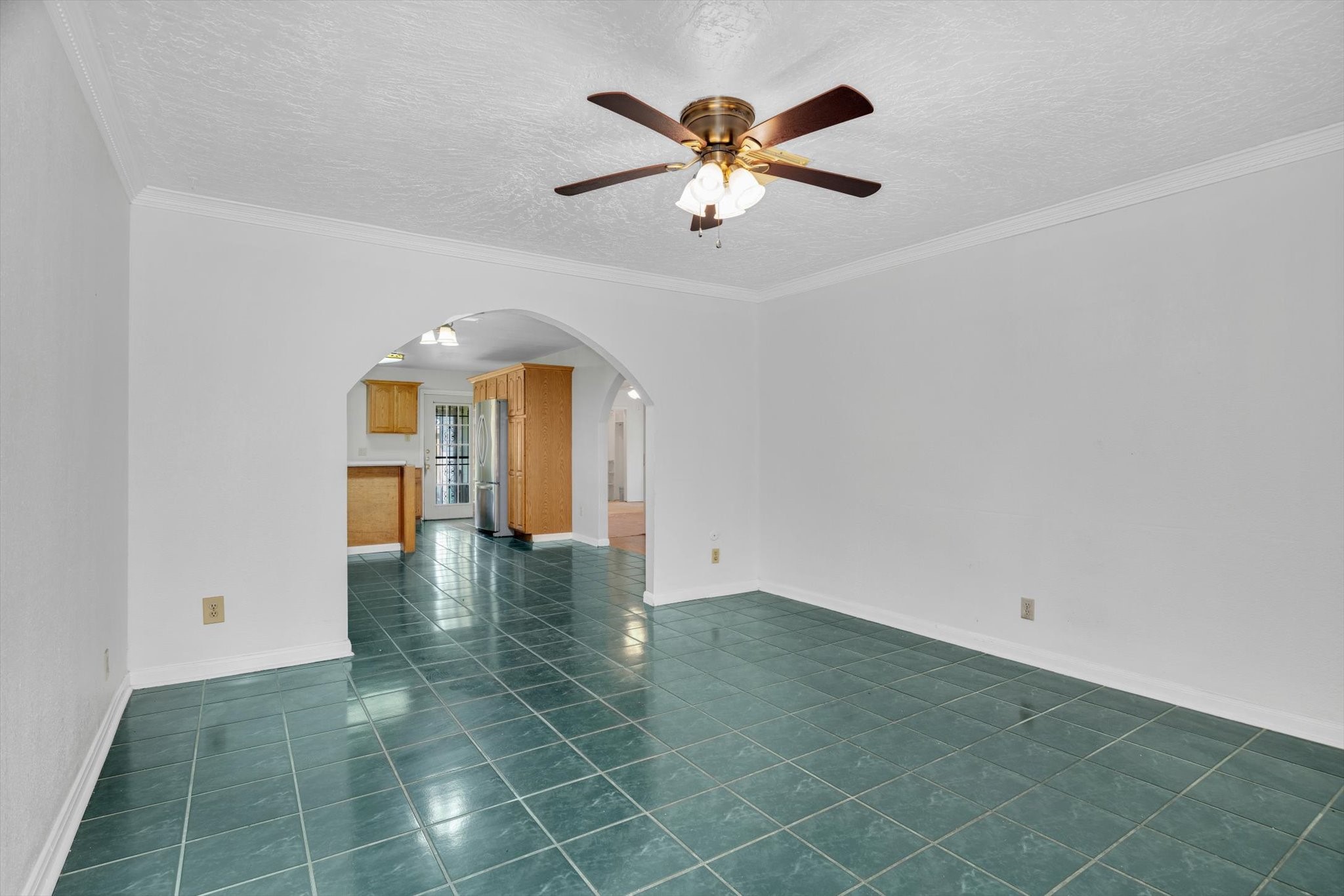406 Red Ripple Road Houston, TX 77091 - Photo 6 of 37 a view of a livingroom with a ceiling fan and window