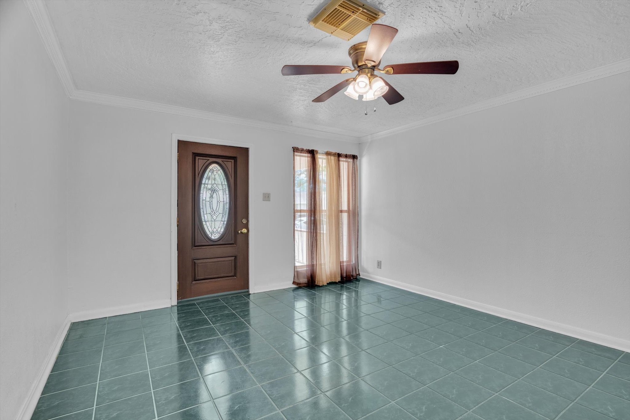 406 Red Ripple Road Houston, TX 77091 - Photo 7 of 37 an empty room with windows and fan