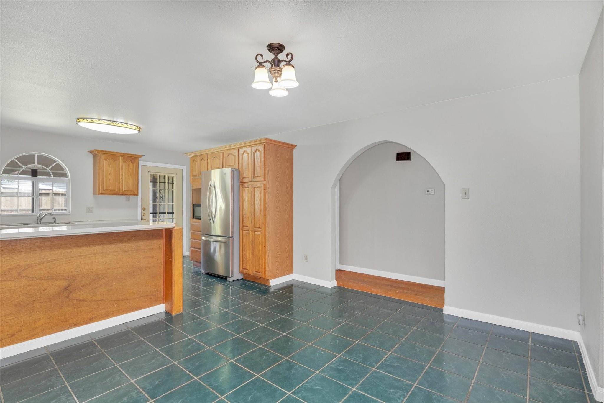 406 Red Ripple Road Houston, TX 77091 - Photo 9 of 37 a view of kitchen and window