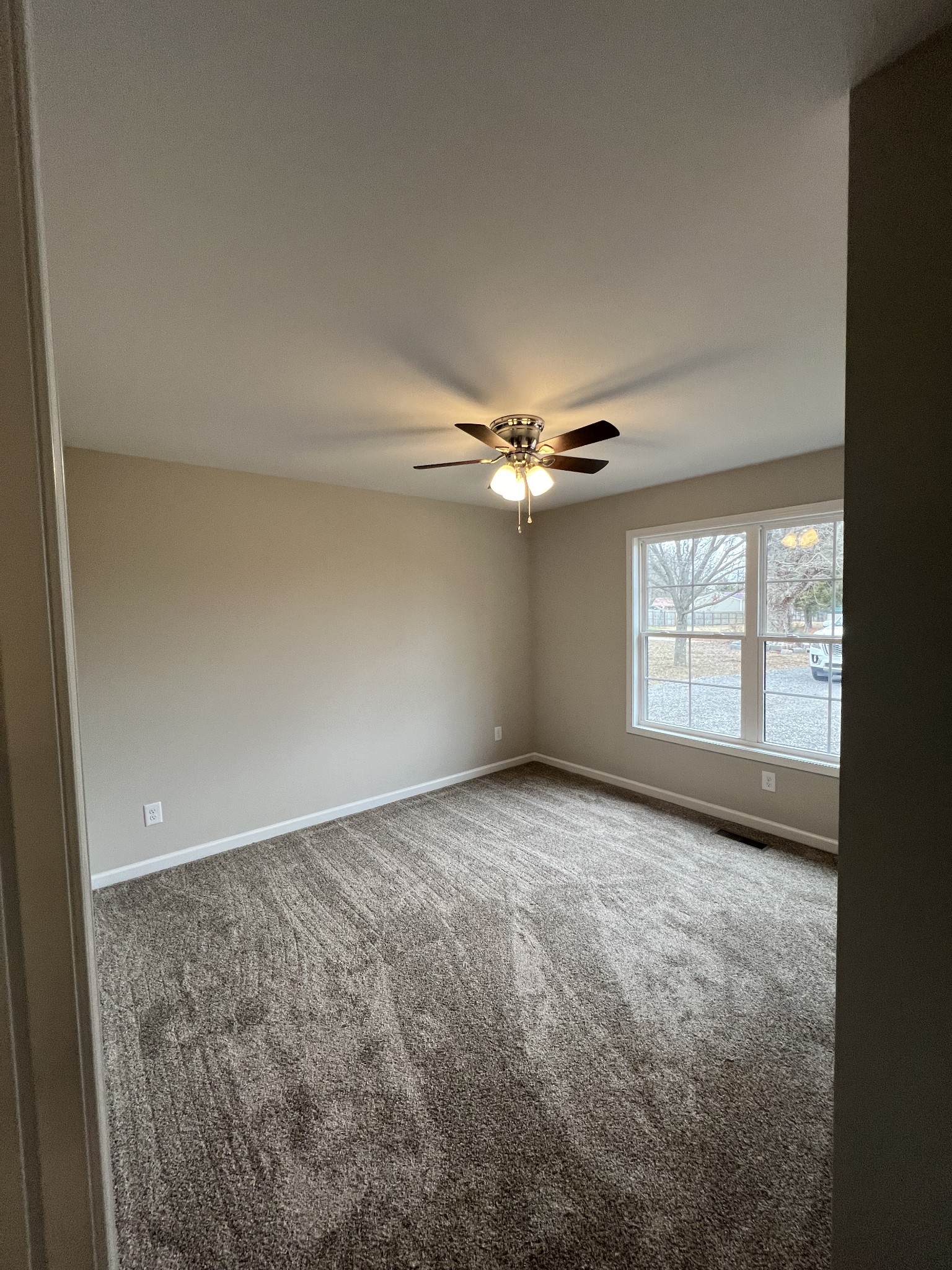 1669 New Deal Potts Road Portland, TN 37148 - Photo 13 of 17 an empty room with windows and ceiling fan